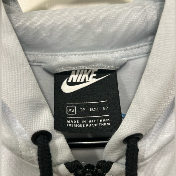 Nike cropped sweater with orange detailing 🧡🤍💙 - Picture 4 of 7